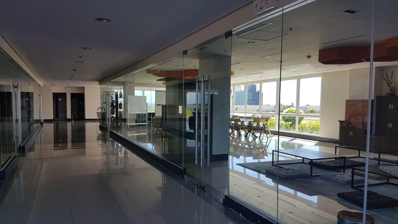Mactan Newtown Condo With Garden And Ocean View 8Newtown Blvd Isla de Mactán Exterior foto
