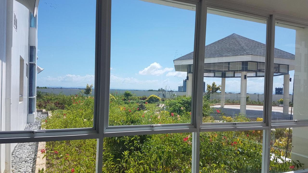 Mactan Newtown Condo With Garden And Ocean View 8Newtown Blvd Isla de Mactán Exterior foto